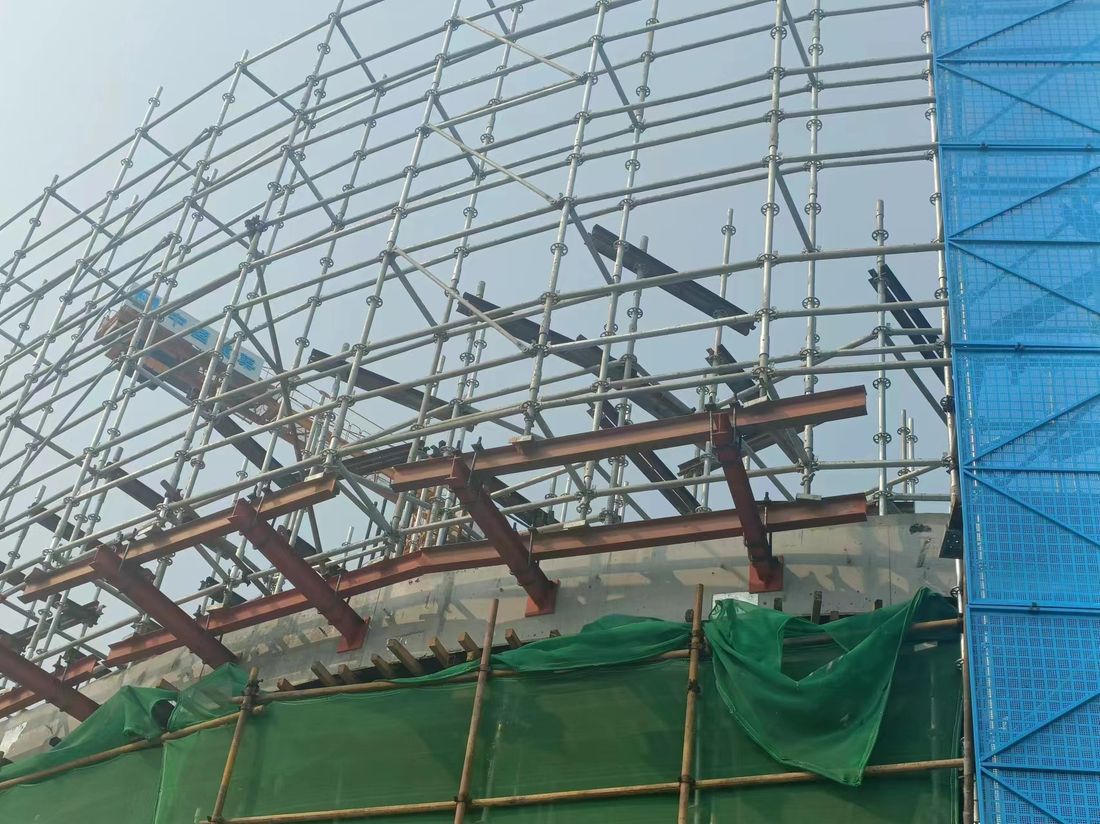 悬挑工字钢梁外架实景